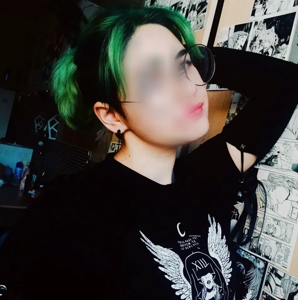 Mia, 22