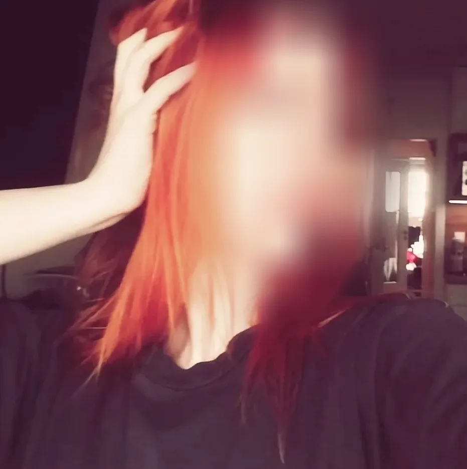Nicole, 19